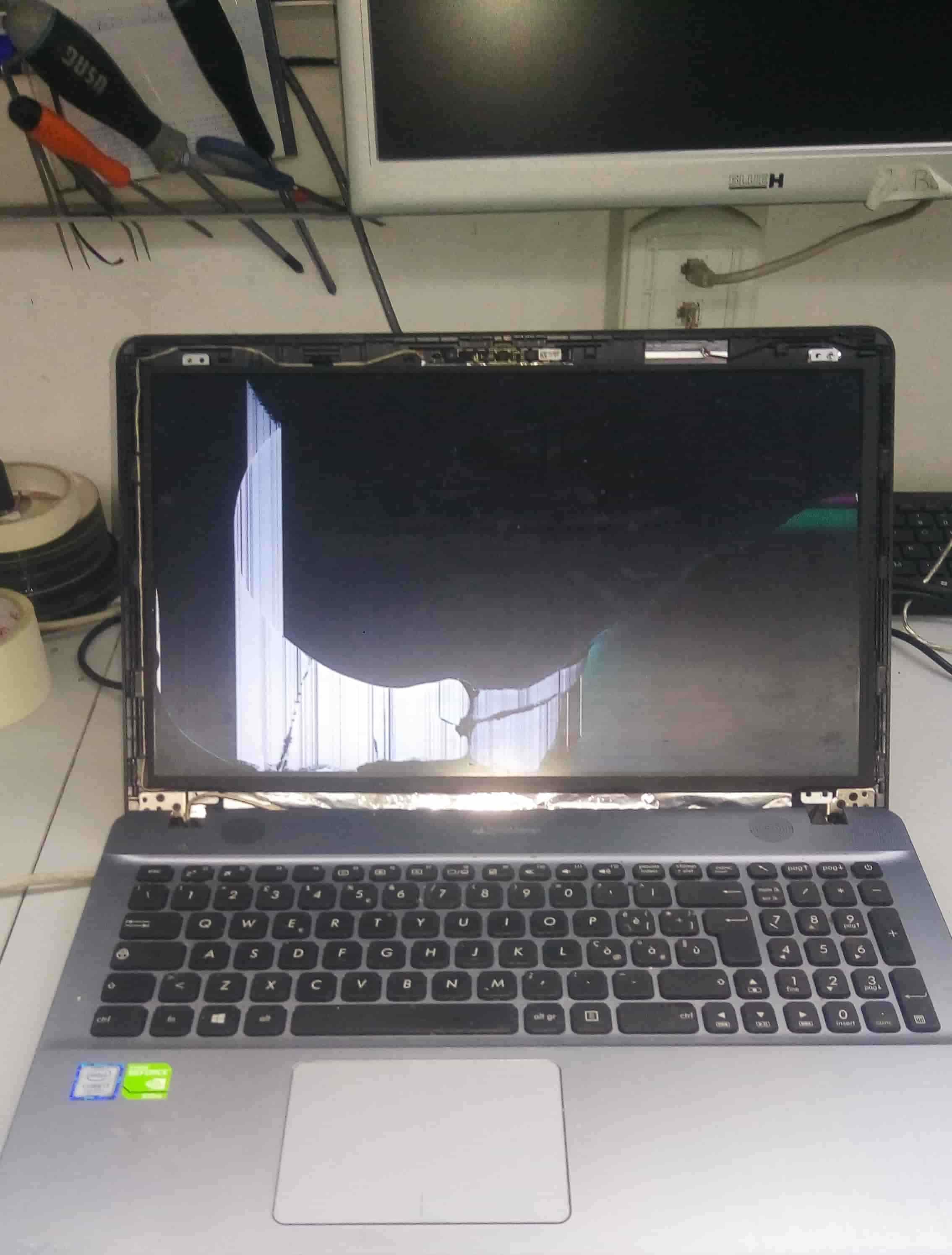 Lo schermo di un computer con più monitor e una luce blu che indica  sicurezza informatica.